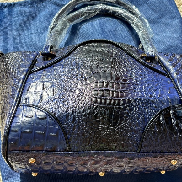 Stauer Crocodile-Embossed Blue Handbag with Wallet - Picture 4 of 13